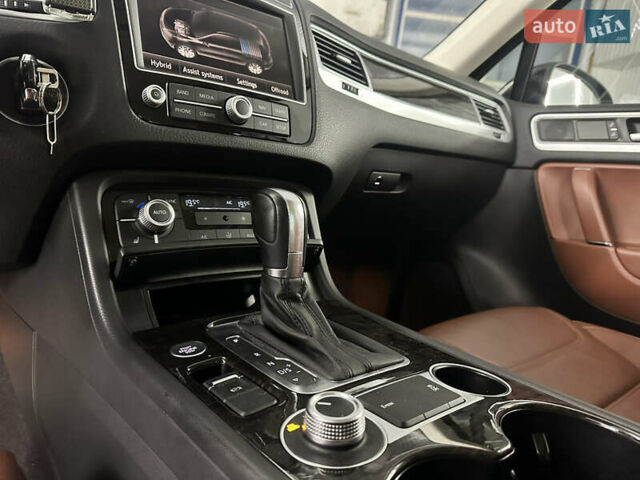 Черный Фольксваген Туарег, объемом двигателя 3 л и пробегом 56 тыс. км за 27000 $, фото 30 на Automoto.ua