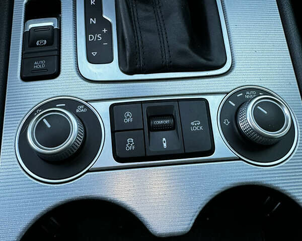 Черный Фольксваген Туарег, объемом двигателя 2.97 л и пробегом 202 тыс. км за 30000 $, фото 33 на Automoto.ua