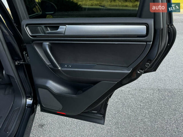 Черный Фольксваген Туарег, объемом двигателя 2.97 л и пробегом 202 тыс. км за 30000 $, фото 42 на Automoto.ua