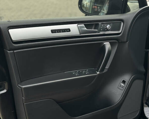 Черный Фольксваген Туарег, объемом двигателя 3 л и пробегом 242 тыс. км за 27999 $, фото 15 на Automoto.ua