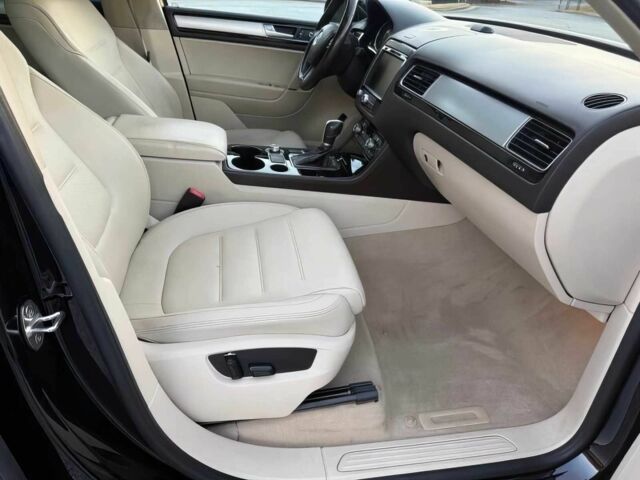 Черный Фольксваген Туарег, объемом двигателя 3.6 л и пробегом 78 тыс. км за 6100 $, фото 6 на Automoto.ua