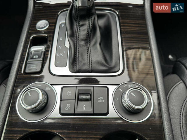 Черный Фольксваген Туарег, объемом двигателя 3 л и пробегом 159 тыс. км за 27900 $, фото 32 на Automoto.ua