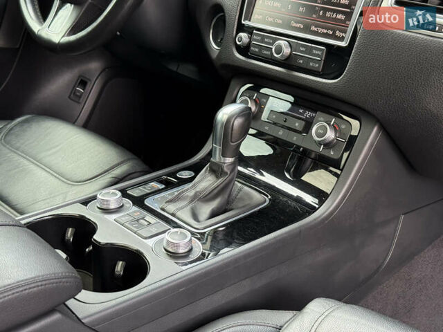 Черный Фольксваген Туарег, объемом двигателя 3 л и пробегом 212 тыс. км за 28999 $, фото 41 на Automoto.ua