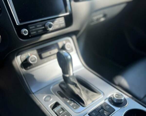 Черный Фольксваген Туарег, объемом двигателя 2.97 л и пробегом 180 тыс. км за 33000 $, фото 5 на Automoto.ua