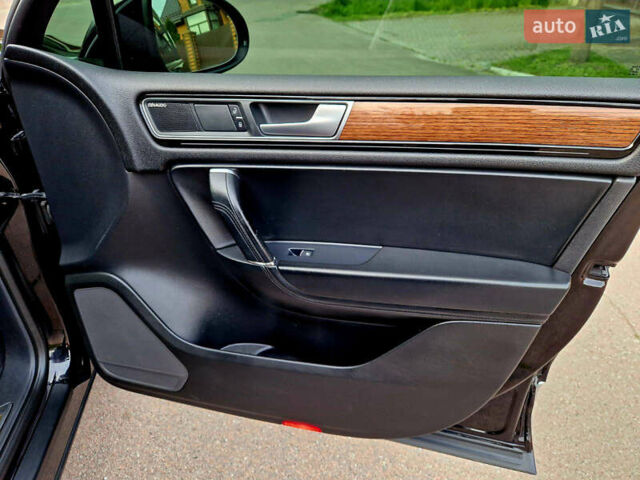 Черный Фольксваген Туарег, объемом двигателя 3 л и пробегом 225 тыс. км за 30000 $, фото 51 на Automoto.ua