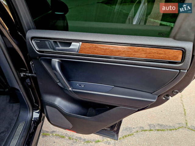 Черный Фольксваген Туарег, объемом двигателя 3 л и пробегом 225 тыс. км за 30000 $, фото 49 на Automoto.ua