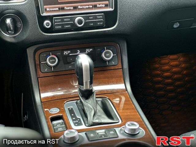 Чорний Фольксваген Туарег, об'ємом двигуна 3 л та пробігом 212 тис. км за 30500 $, фото 13 на Automoto.ua