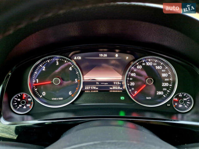 Черный Фольксваген Туарег, объемом двигателя 3 л и пробегом 225 тыс. км за 30000 $, фото 31 на Automoto.ua