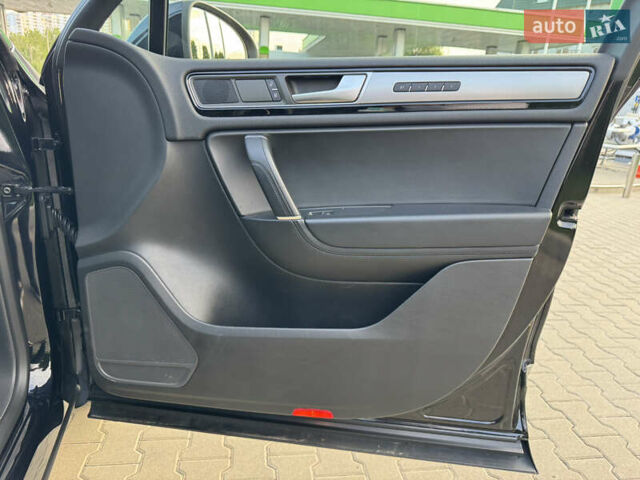 Черный Фольксваген Туарег, объемом двигателя 2.97 л и пробегом 166 тыс. км за 32000 $, фото 25 на Automoto.ua