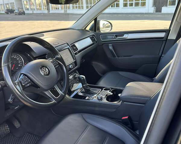 Чорний Фольксваген Туарег, об'ємом двигуна 3 л та пробігом 248 тис. км за 27500 $, фото 19 на Automoto.ua