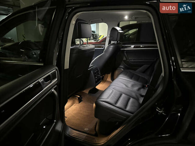 Чорний Фольксваген Туарег, об'ємом двигуна 3 л та пробігом 218 тис. км за 26800 $, фото 17 на Automoto.ua