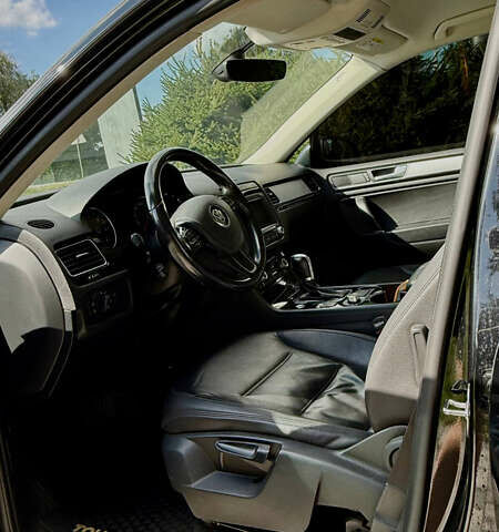 Черный Фольксваген Туарег, объемом двигателя 3 л и пробегом 210 тыс. км за 25000 $, фото 2 на Automoto.ua