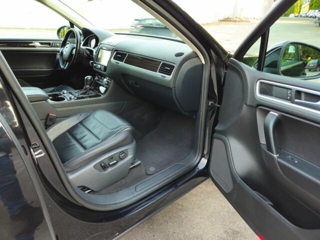 Черный Фольксваген Туарег, объемом двигателя 3 л и пробегом 253 тыс. км за 25000 $, фото 12 на Automoto.ua