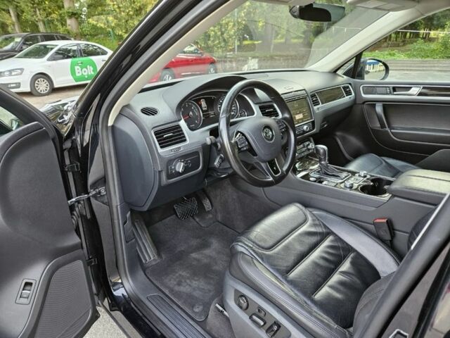 Черный Фольксваген Туарег, объемом двигателя 3 л и пробегом 253 тыс. км за 25000 $, фото 4 на Automoto.ua