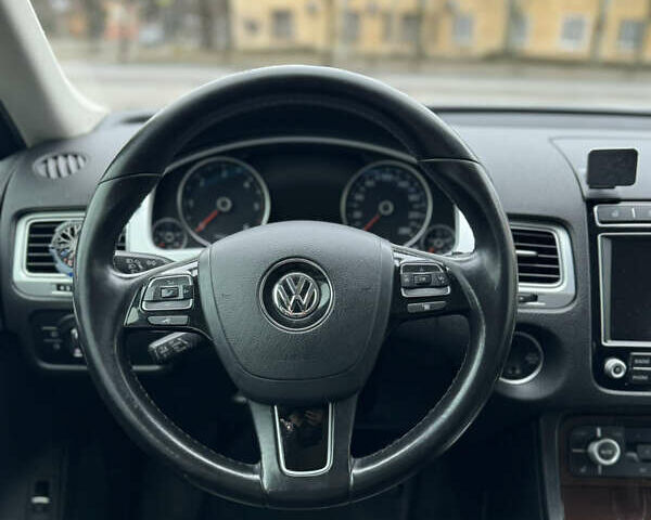 Чорний Фольксваген Туарег, об'ємом двигуна 3 л та пробігом 253 тис. км за 29700 $, фото 4 на Automoto.ua