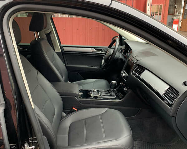 Чорний Фольксваген Туарег, об'ємом двигуна 3 л та пробігом 248 тис. км за 27500 $, фото 21 на Automoto.ua