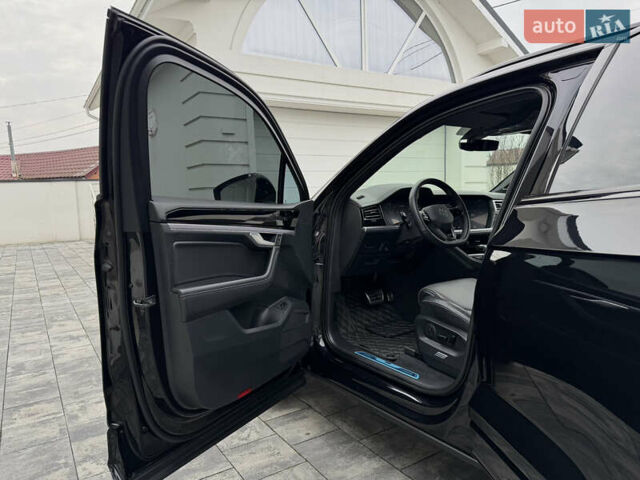 Чорний Фольксваген Туарег, об'ємом двигуна 3 л та пробігом 105 тис. км за 57888 $, фото 46 на Automoto.ua