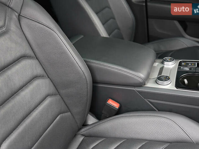 Черный Фольксваген Туарег, объемом двигателя 2.97 л и пробегом 252 тыс. км за 40500 $, фото 29 на Automoto.ua