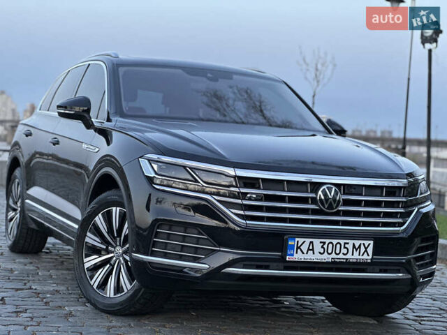 Черный Фольксваген Туарег, объемом двигателя 3 л и пробегом 229 тыс. км за 39999 $, фото 1 на Automoto.ua