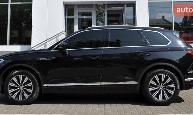 Черный Фольксваген Туарег, объемом двигателя 2.97 л и пробегом 138 тыс. км за 46400 $, фото 2 на Automoto.ua