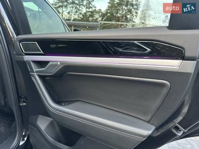 Черный Фольксваген Туарег, объемом двигателя 2.97 л и пробегом 264 тыс. км за 44000 $, фото 64 на Automoto.ua