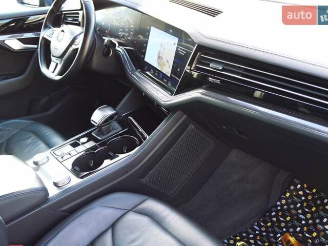 Черный Фольксваген Туарег, объемом двигателя 2.97 л и пробегом 115 тыс. км за 39900 $, фото 27 на Automoto.ua