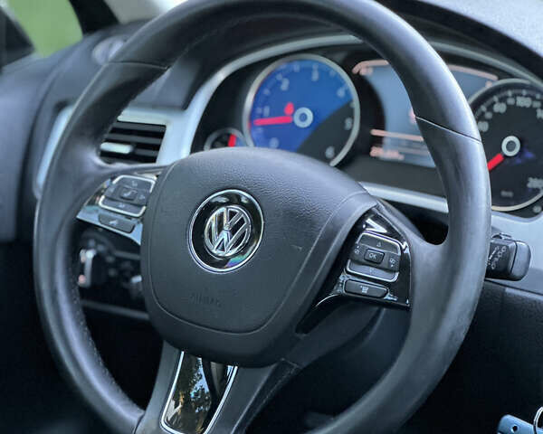 Черный Фольксваген Туарег, объемом двигателя 2.97 л и пробегом 275 тыс. км за 24800 $, фото 28 на Automoto.ua