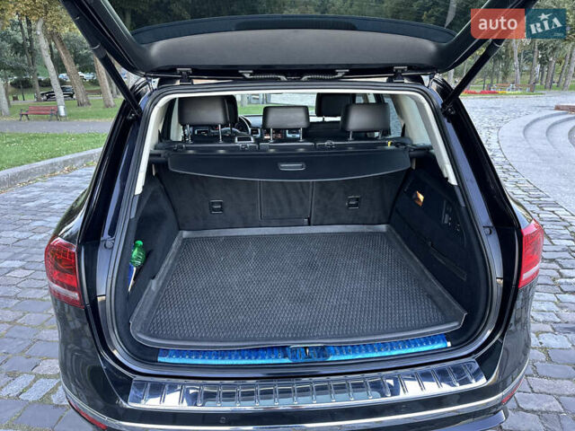 Черный Фольксваген Туарег, объемом двигателя 2.97 л и пробегом 275 тыс. км за 24800 $, фото 22 на Automoto.ua