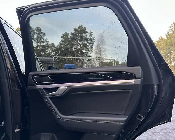 Черный Фольксваген Туарег, объемом двигателя 2.97 л и пробегом 264 тыс. км за 44000 $, фото 62 на Automoto.ua