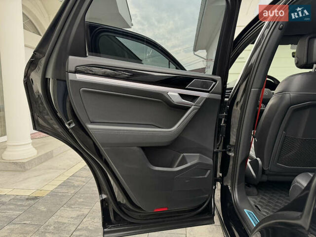 Чорний Фольксваген Туарег, об'ємом двигуна 3 л та пробігом 105 тис. км за 57888 $, фото 38 на Automoto.ua