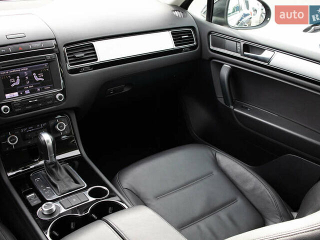 Чорний Фольксваген Туарег, об'ємом двигуна 3 л та пробігом 106 тис. км за 32519 $, фото 14 на Automoto.ua