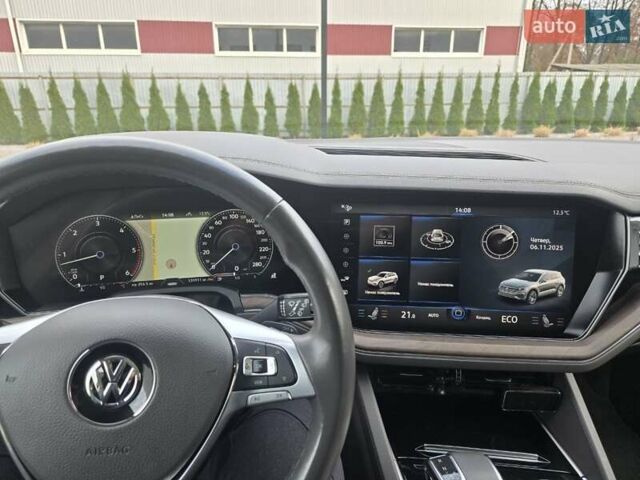 Черный Фольксваген Туарег, объемом двигателя 2.97 л и пробегом 135 тыс. км за 47000 $, фото 17 на Automoto.ua
