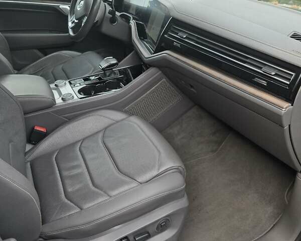 Черный Фольксваген Туарег, объемом двигателя 2.97 л и пробегом 135 тыс. км за 47000 $, фото 13 на Automoto.ua