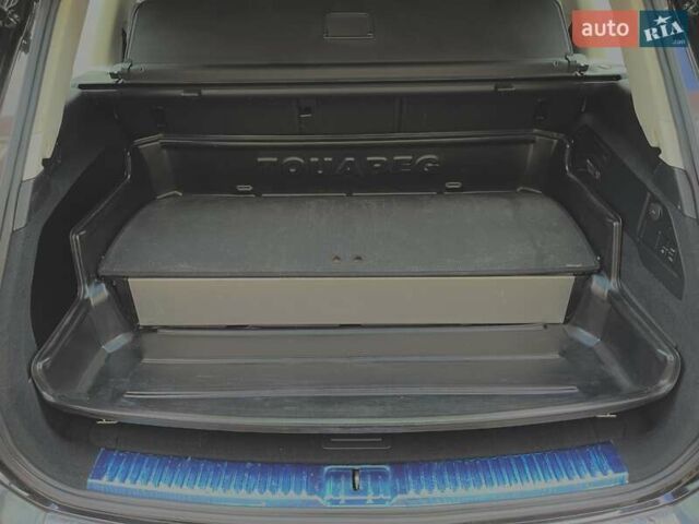 Чорний Фольксваген Туарег, об'ємом двигуна 3 л та пробігом 106 тис. км за 32519 $, фото 31 на Automoto.ua