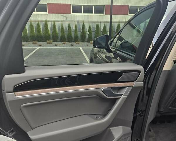 Черный Фольксваген Туарег, объемом двигателя 2.97 л и пробегом 135 тыс. км за 47000 $, фото 23 на Automoto.ua