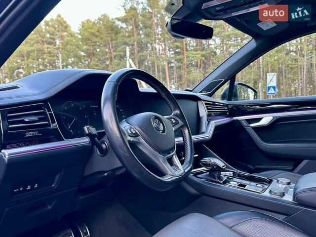 Черный Фольксваген Туарег, объемом двигателя 2.97 л и пробегом 264 тыс. км за 44000 $, фото 31 на Automoto.ua