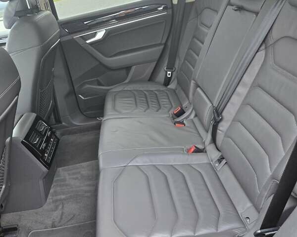 Черный Фольксваген Туарег, объемом двигателя 2.97 л и пробегом 135 тыс. км за 47000 $, фото 25 на Automoto.ua