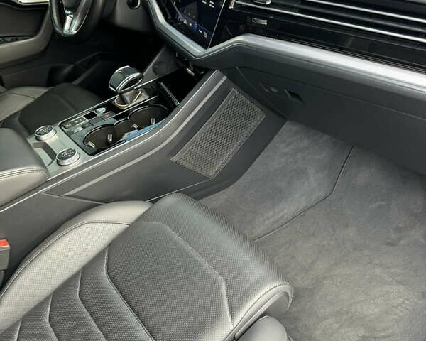 Черный Фольксваген Туарег, объемом двигателя 2.97 л и пробегом 162 тыс. км за 48500 $, фото 9 на Automoto.ua