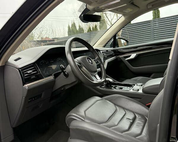 Черный Фольксваген Туарег, объемом двигателя 2.97 л и пробегом 135 тыс. км за 45500 $, фото 39 на Automoto.ua