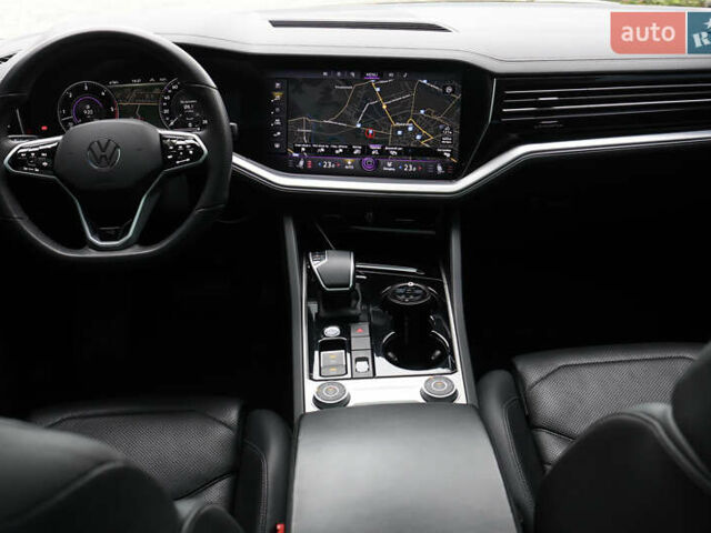 Черный Фольксваген Туарег, объемом двигателя 2.97 л и пробегом 252 тыс. км за 40500 $, фото 47 на Automoto.ua