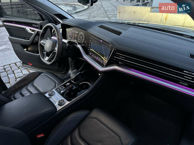 Черный Фольксваген Туарег, объемом двигателя 3 л и пробегом 229 тыс. км за 39999 $, фото 45 на Automoto.ua