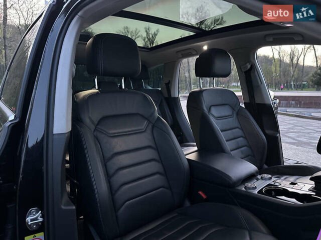 Черный Фольксваген Туарег, объемом двигателя 3 л и пробегом 229 тыс. км за 39999 $, фото 49 на Automoto.ua