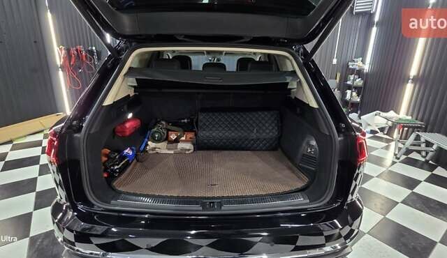 Черный Фольксваген Туарег, объемом двигателя 2.97 л и пробегом 180 тыс. км за 48500 $, фото 13 на Automoto.ua