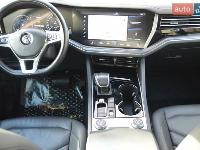 Черный Фольксваген Туарег, объемом двигателя 2.97 л и пробегом 115 тыс. км за 39900 $, фото 26 на Automoto.ua