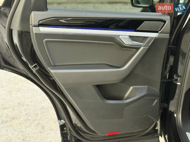 Черный Фольксваген Туарег, объемом двигателя 2.97 л и пробегом 280 тыс. км за 37900 $, фото 22 на Automoto.ua