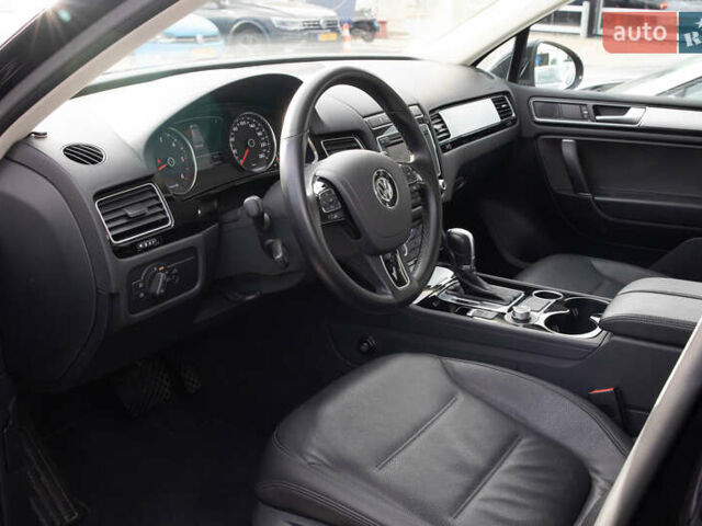 Чорний Фольксваген Туарег, об'ємом двигуна 3 л та пробігом 106 тис. км за 32519 $, фото 13 на Automoto.ua