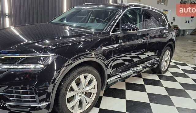 Черный Фольксваген Туарег, объемом двигателя 2.97 л и пробегом 180 тыс. км за 48500 $, фото 2 на Automoto.ua