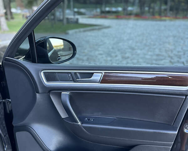 Черный Фольксваген Туарег, объемом двигателя 2.97 л и пробегом 275 тыс. км за 24800 $, фото 30 на Automoto.ua