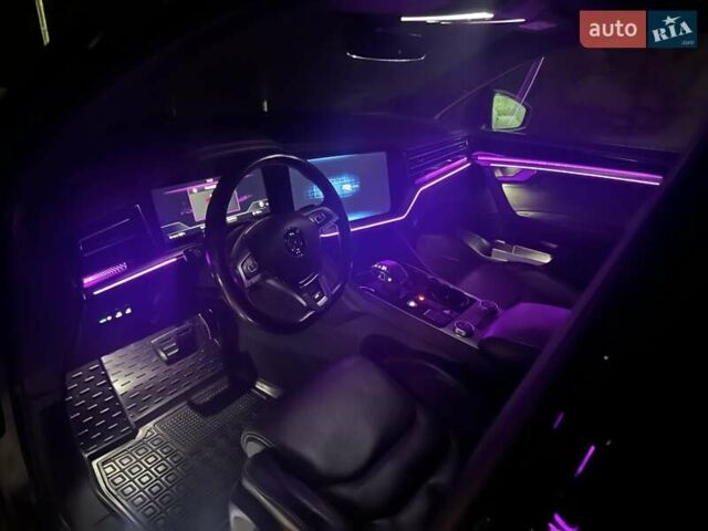 Черный Фольксваген Туарег, объемом двигателя 2.97 л и пробегом 264 тыс. км за 44000 $, фото 100 на Automoto.ua