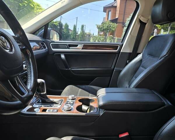 Черный Фольксваген Туарег, объемом двигателя 2.97 л и пробегом 129 тыс. км за 32000 $, фото 17 на Automoto.ua